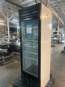 Glass door refrigerator