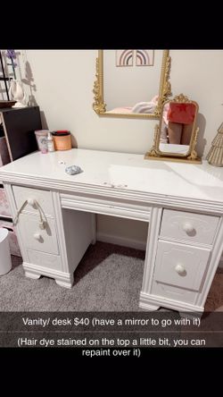 Vanity/ desk/dresser