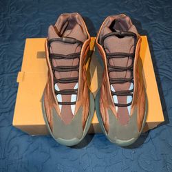 Yeezy 700 V3 Copper 9.5