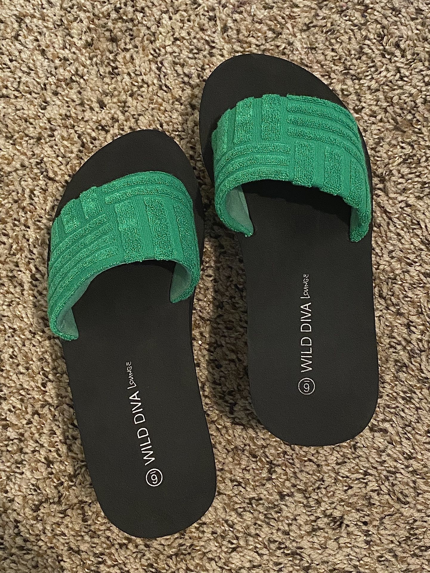 WILD DIVA LOUNGE, Bold Green Slide Sandals, Women’s 6