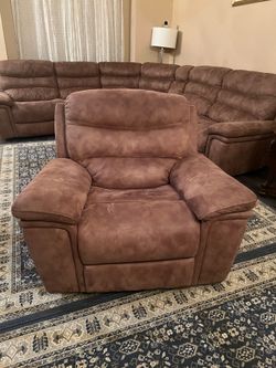 Spacious 6-Piece Brown Sectional – Super Comfortable & Great Condition!