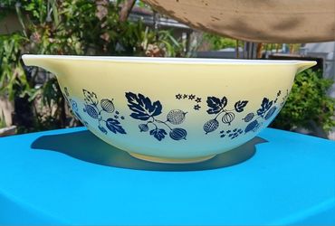 Mid Century Vintage Pyrex Bowls 
