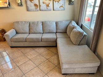 DELIVERY AVAILABLE 🚛!! Gorgeous Beige Sectional couch in GREAT Condition