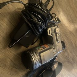 Silver SONY Digital Camera Cybershot DSC-F707 5.0MP With Original Charger