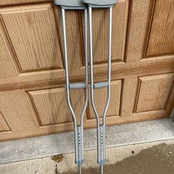 Crutches 5’2-5’10