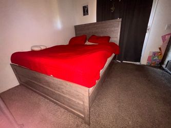 BED FRAME QUUEN  very good condition