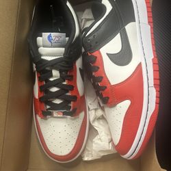 Nike Dunk Low Emb Chicago Size 8 New