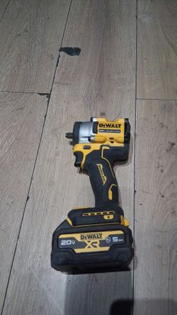 DeWalt 20V Brushless Impact Wrench with 5Ah Battery