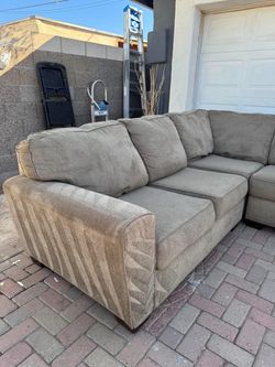 Huge sectional couch sofa ***FREE DELIVERY***