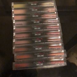 Huda Beauty matte melted eyeshadow. Easy application. Great deal!!