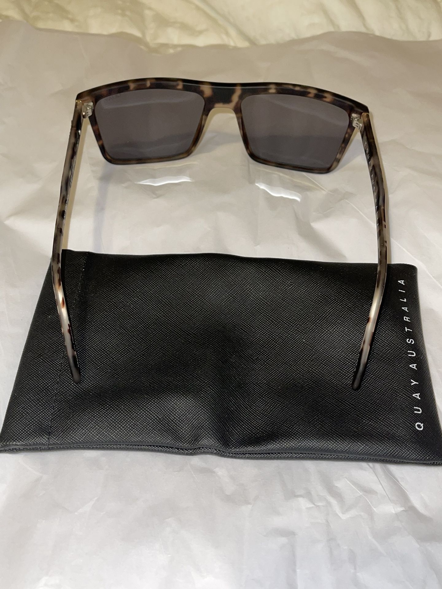 Brand New Quay Australia Sunglasses display picture 3
