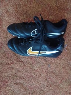 NIKE SOCCER CLEATS (Kids)