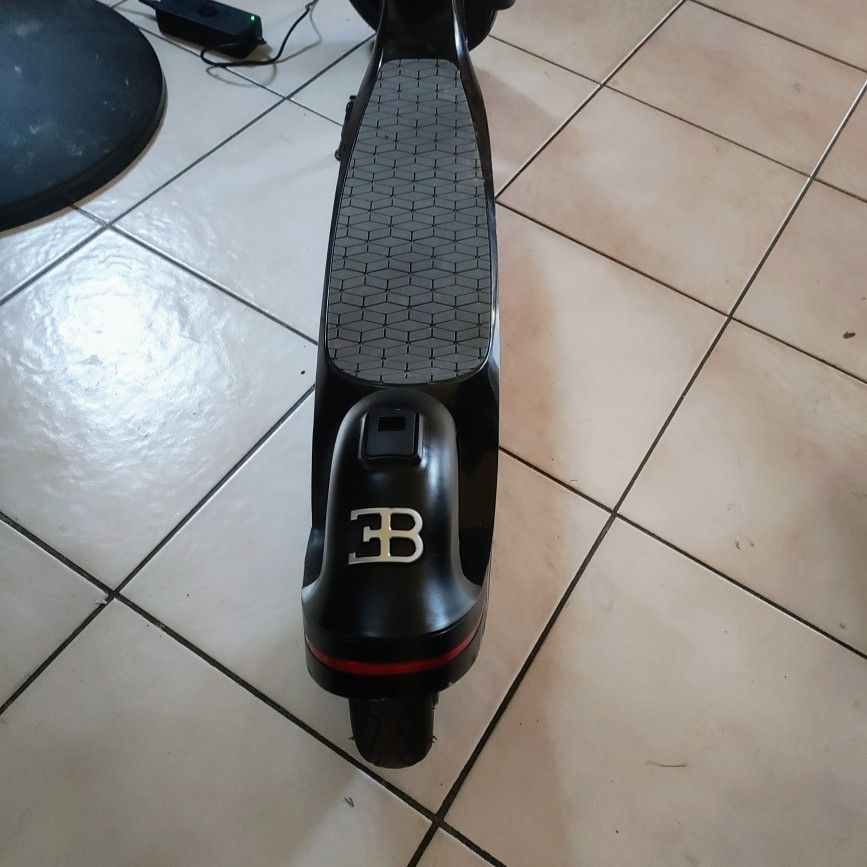 Bugadi Scooter Black 