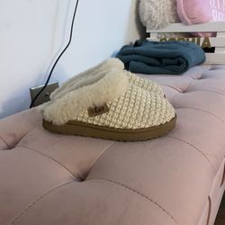 Woman's Slip On Uggs Size 6