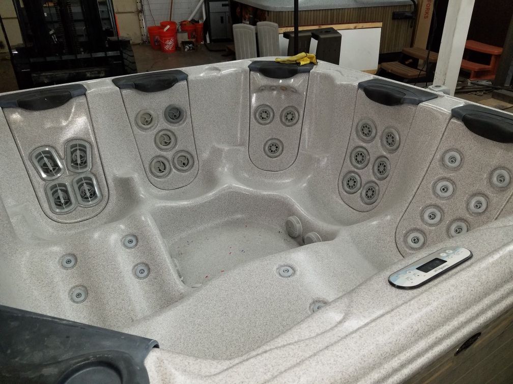 Pre-owned Bullfrog A8D double loung hot tub