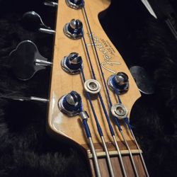 USA Fender 5 string jazz Bass V standard with hard shell case
white