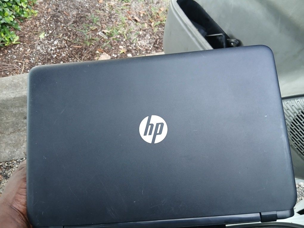 HP LABTOP WINDOWS 10 /930 GIGS HARD DRIVE STORAGE 4 GIGS RAM MEMORIES WIFI NEW BATTERY IT'S READY TO GO
