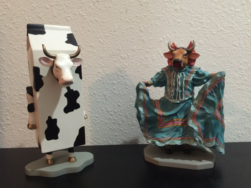 Cow parade collectible statues