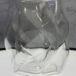 (1) double-walled glass tumbler features a unique twisted, ergonomic design for a comfortable grip. Made of Borosilicate glass with a Twisted, ergonom