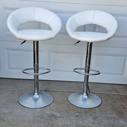 ** 2 Beatiful Faux leather barstools **