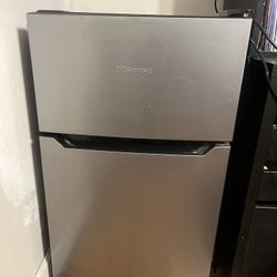 Hisense 3.2 Cu.ft Mini-fridge Freezer
