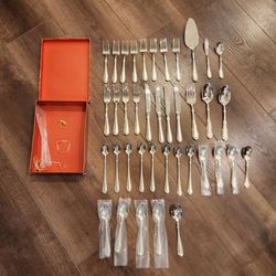 39 Wallace stainless steel forks, spoons, knives etc, most of them are new, good condition