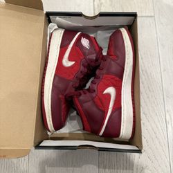 Jordan 1 Mid SE Red Quilt Size 6 Men 
