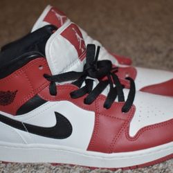 Size 7.5 - Air Jordan 1 Mid Chicago
