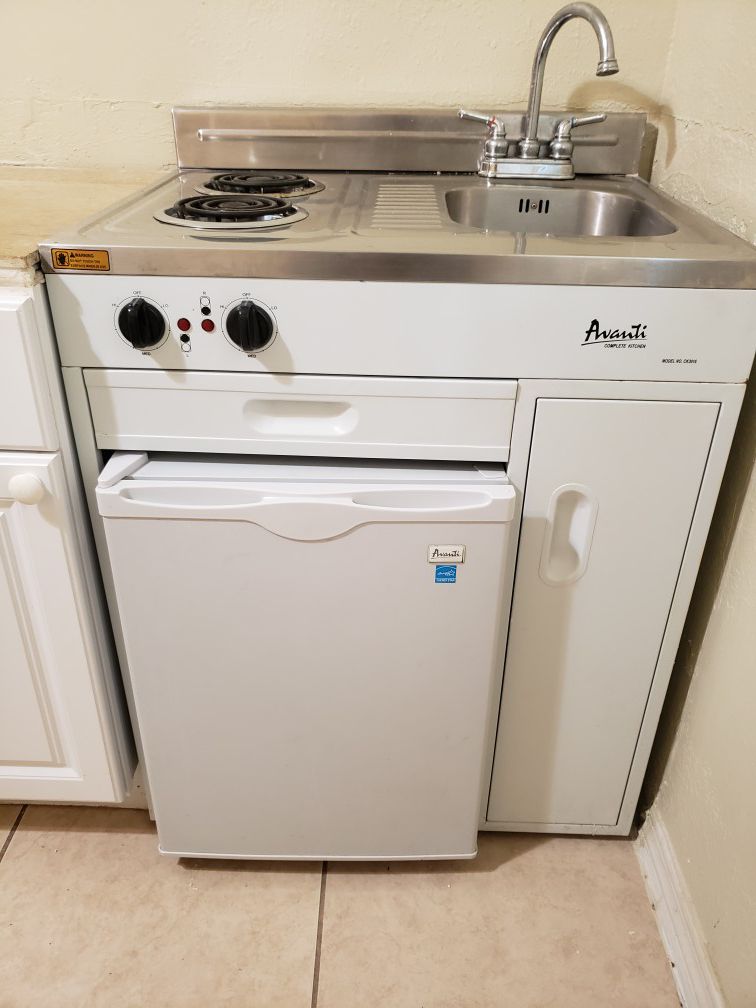 Avanti CK3016 Complete Kitchen with Refrigerator