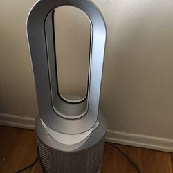 Dyson Pure Hot And Cool HP01 HEPA Air Purifier Fan And Heater.   In good working condition .   Comes with remote. Will ship in non retail box 