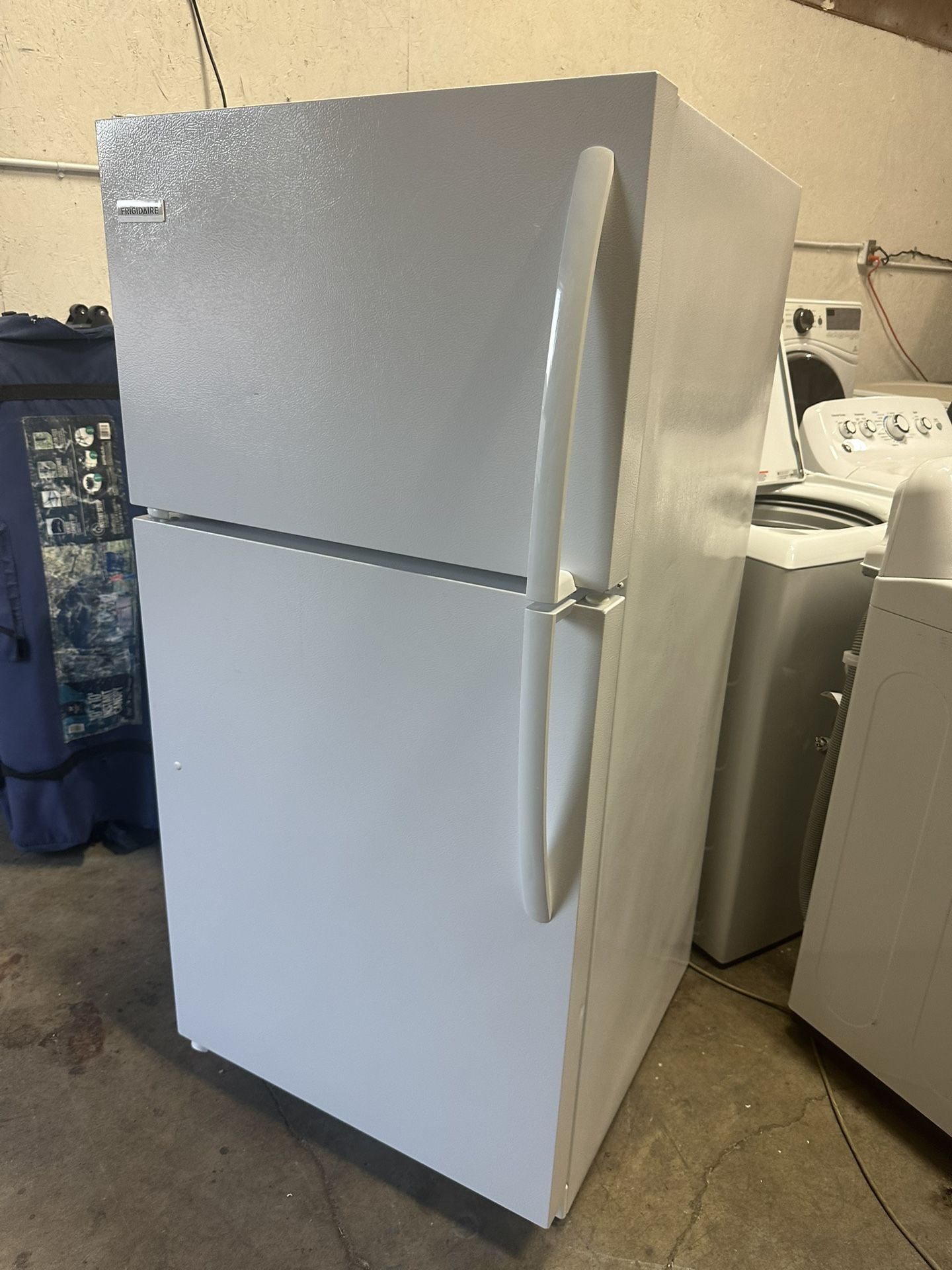 Close to new Top mount apartment refrigerator with icemaker can deliver Retail price $2799