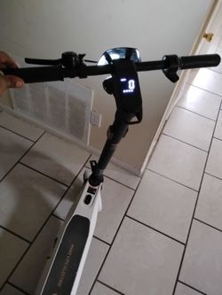 Two Electric Scooters Both Retail Up To 600$ Together No Chargers It's Ready To Use And Go 