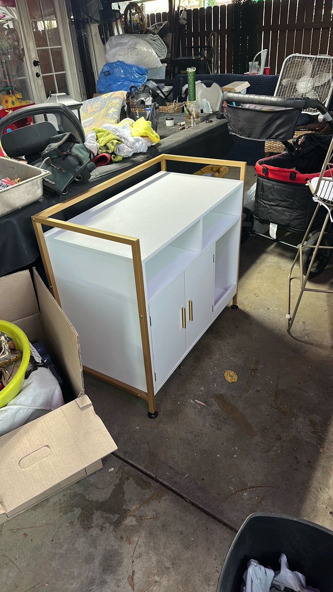 Cat litter box enclosure