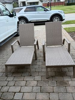 Rooms To Go "Forest Hills" Wicker Chaise Lounge Set + Umbrella & Cushions