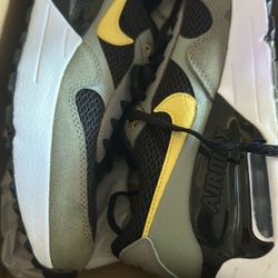 Nike Boys Size 6Y New