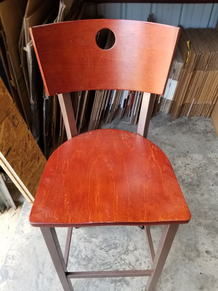 Single barstool in excellent condition