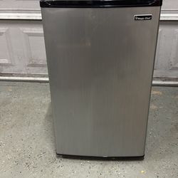 Magic Chef Mini Refrigerator 