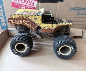Monster Jam Official Earth Shaker Monster Truck Collector Die-Cast Vehicle