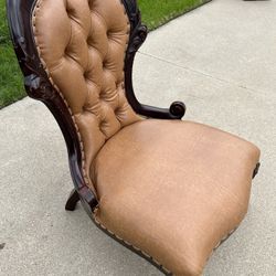 A BEAUTIFUL ANTIQUE VICTORIAN PARLOR/SLIPPER CHAIR