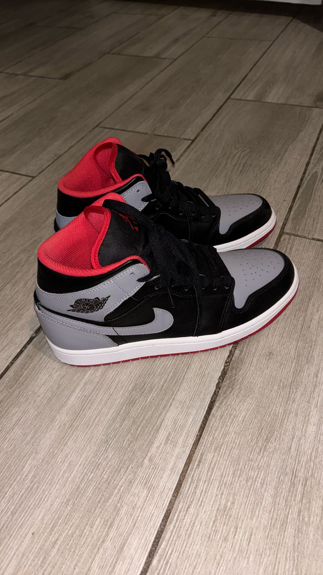 Air Jordan 1 Mid 'Bred Shadow'