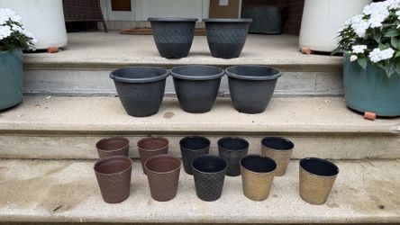 15 plastic planter pots