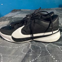 Basketball shoes