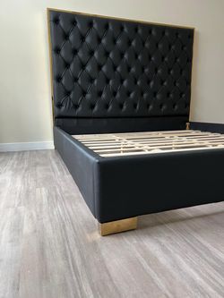 Black bed frame / cama negra de leather