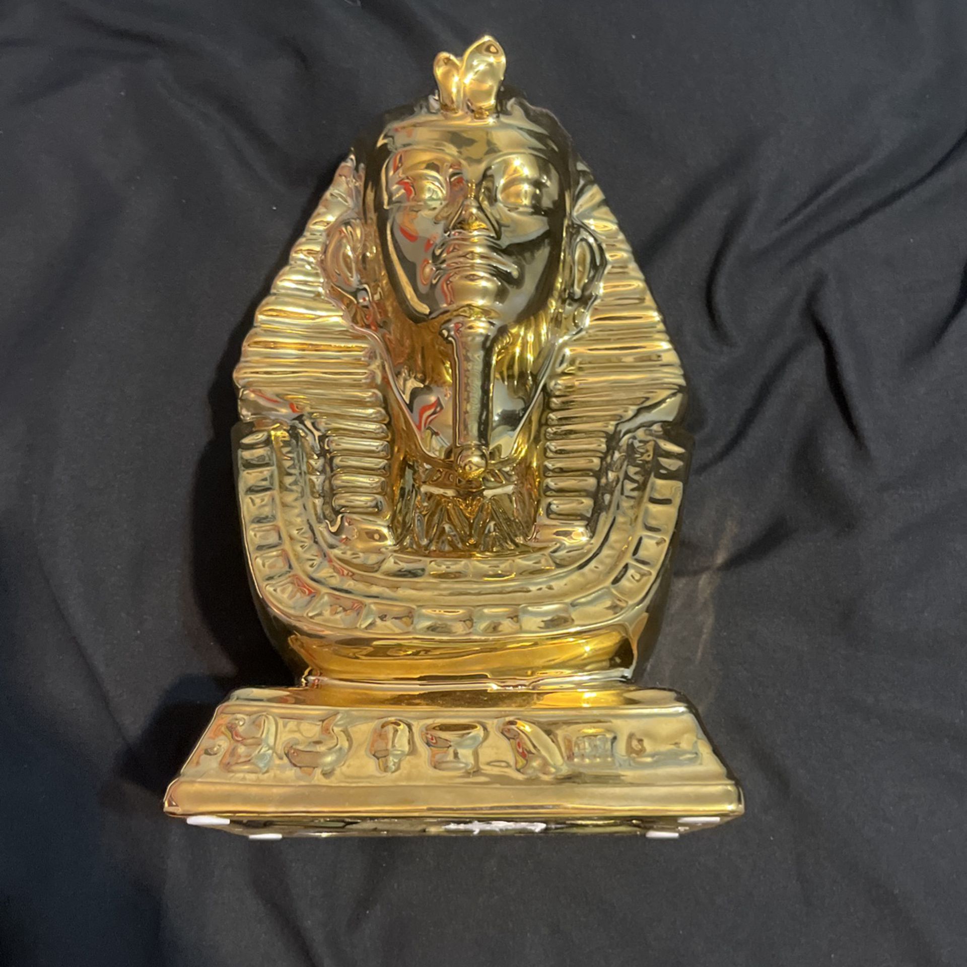 King Tutankhamun statue gold