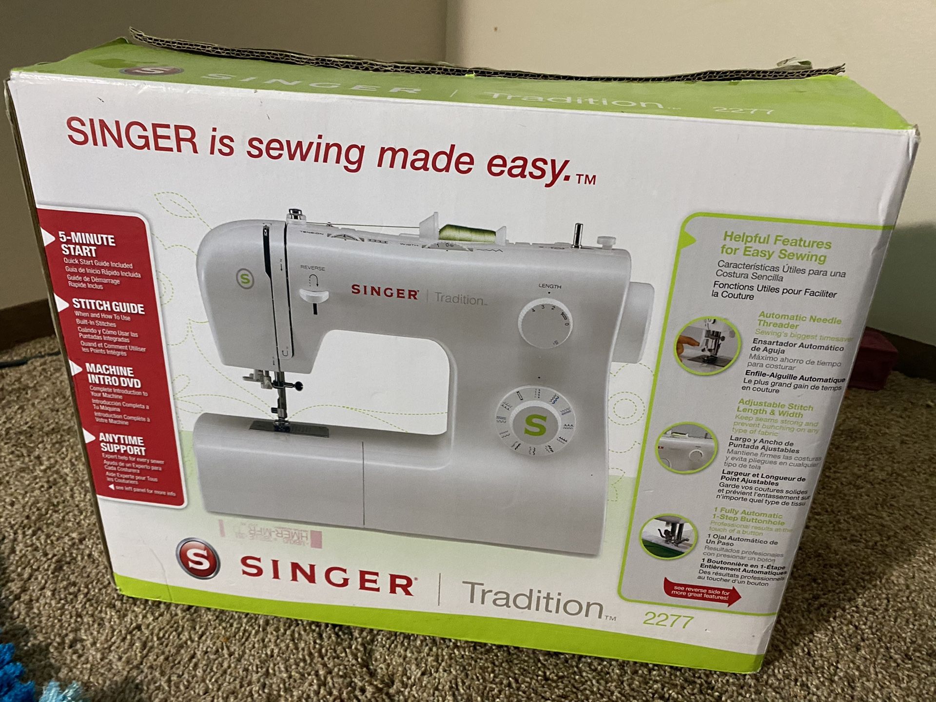Sewing machine Singer like new very clean
