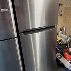 Whirlpool 18cu Ft Apartment Size Stainless Steel Top Freezer Refrigerator 28" Wide 