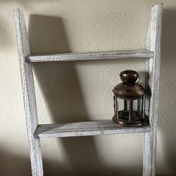 WHITE WOOD DISTRESSED shelf ladder 4.5 ft