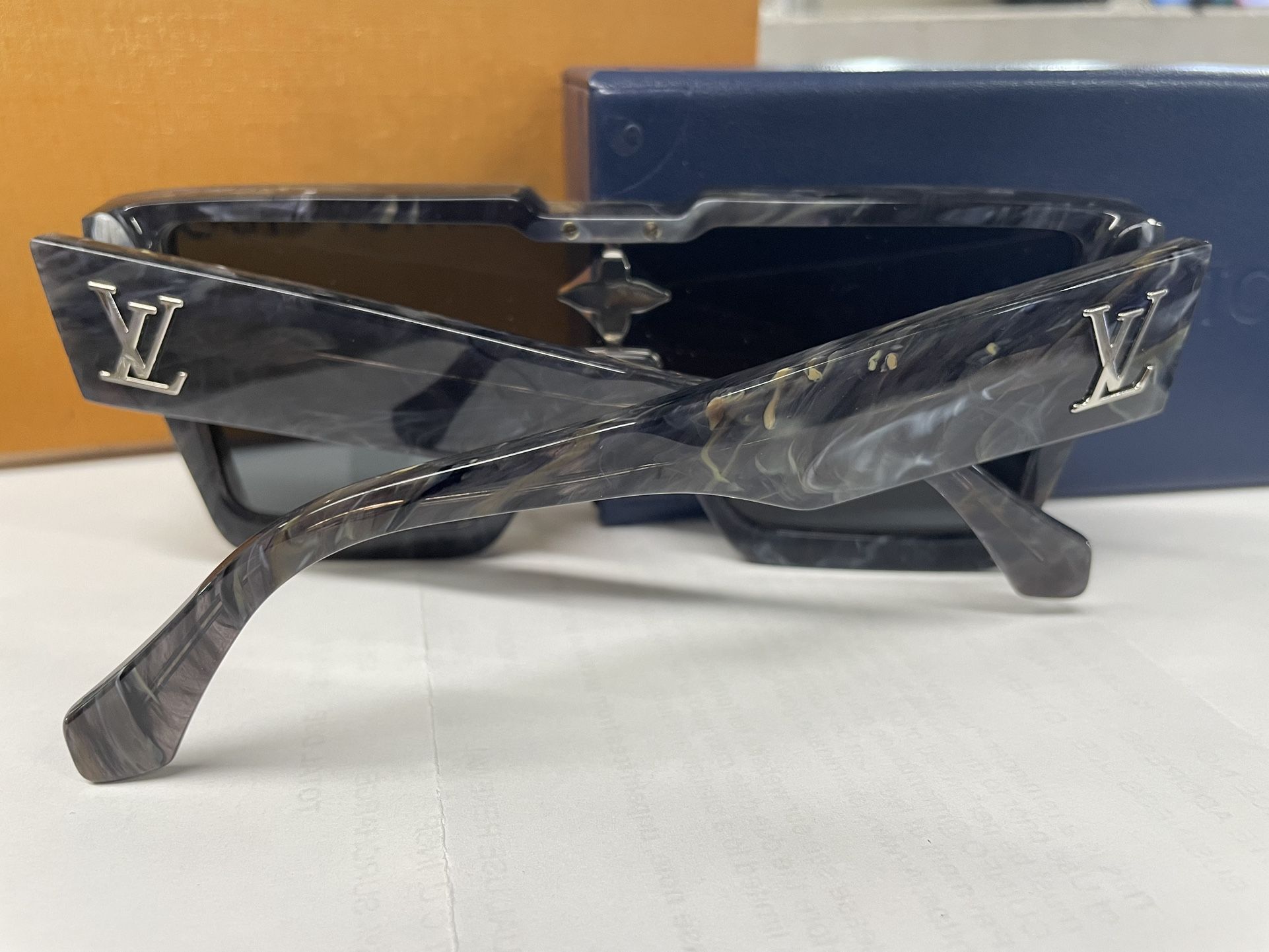 Like NEW LOUIS VUITTON MODEL: Z1789W Cyclone Grey Marble Sunglasses