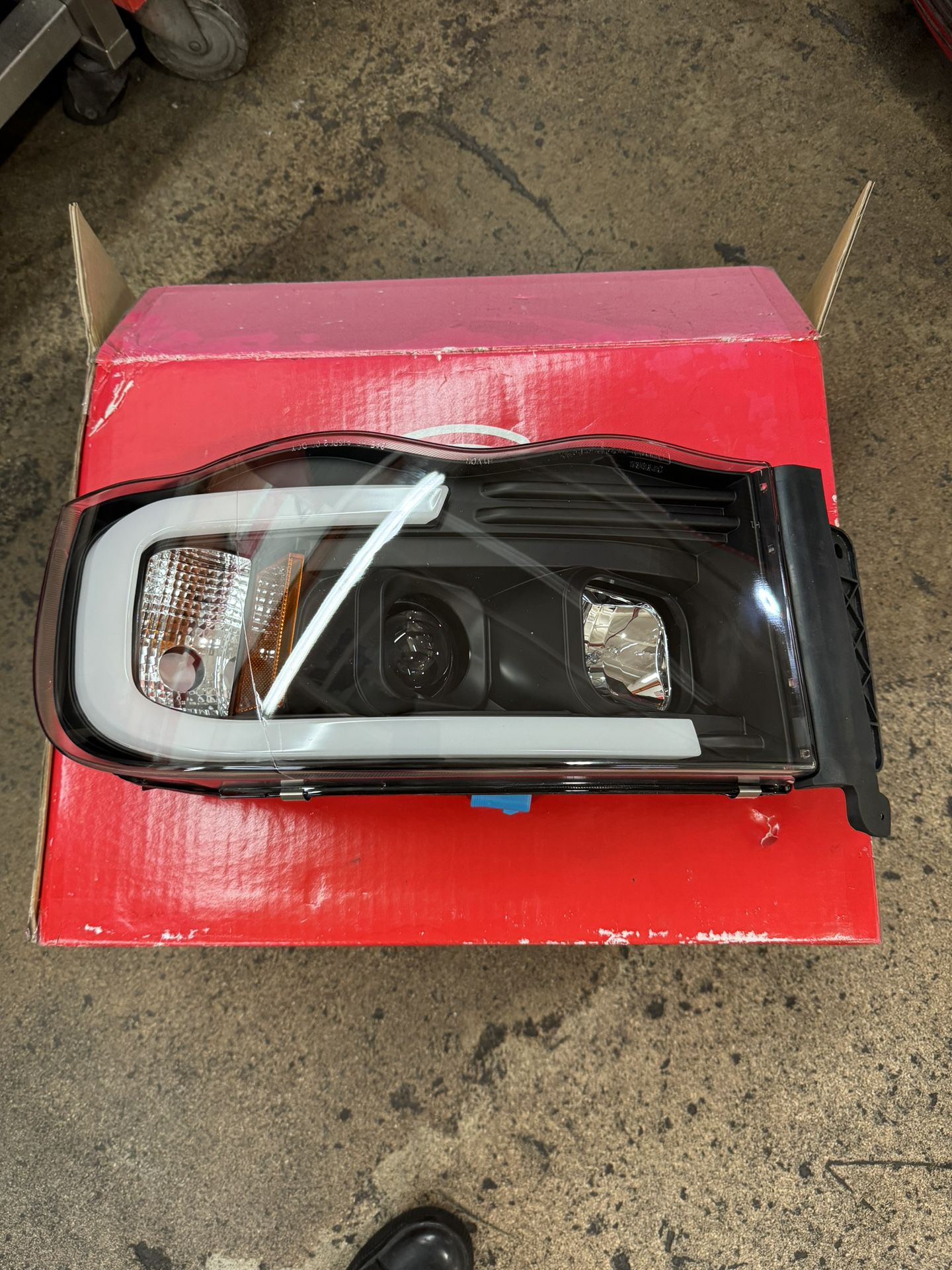 Spyder Auto (contact info removed) Dodge Ram 1500 02-05 / Ram 2500/3500 03-05 Black Light Bar Projector Headlights