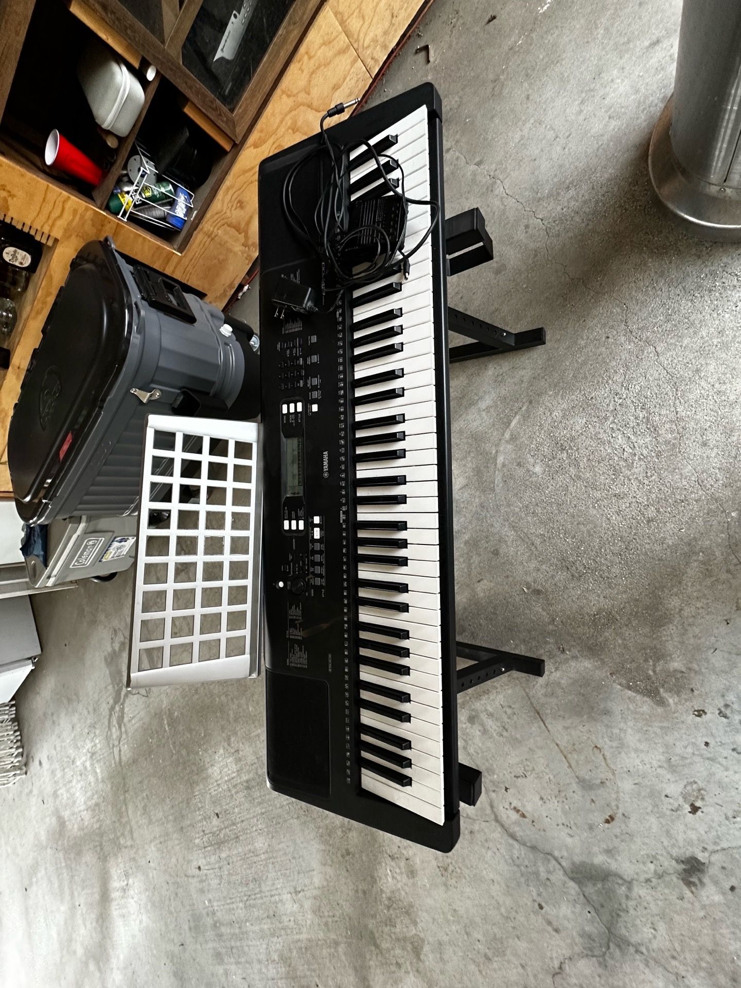 Yamaha electric keyboard with Pyle stands